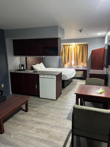 Blisspoint Inn & Suites, Northwood Exterior photo